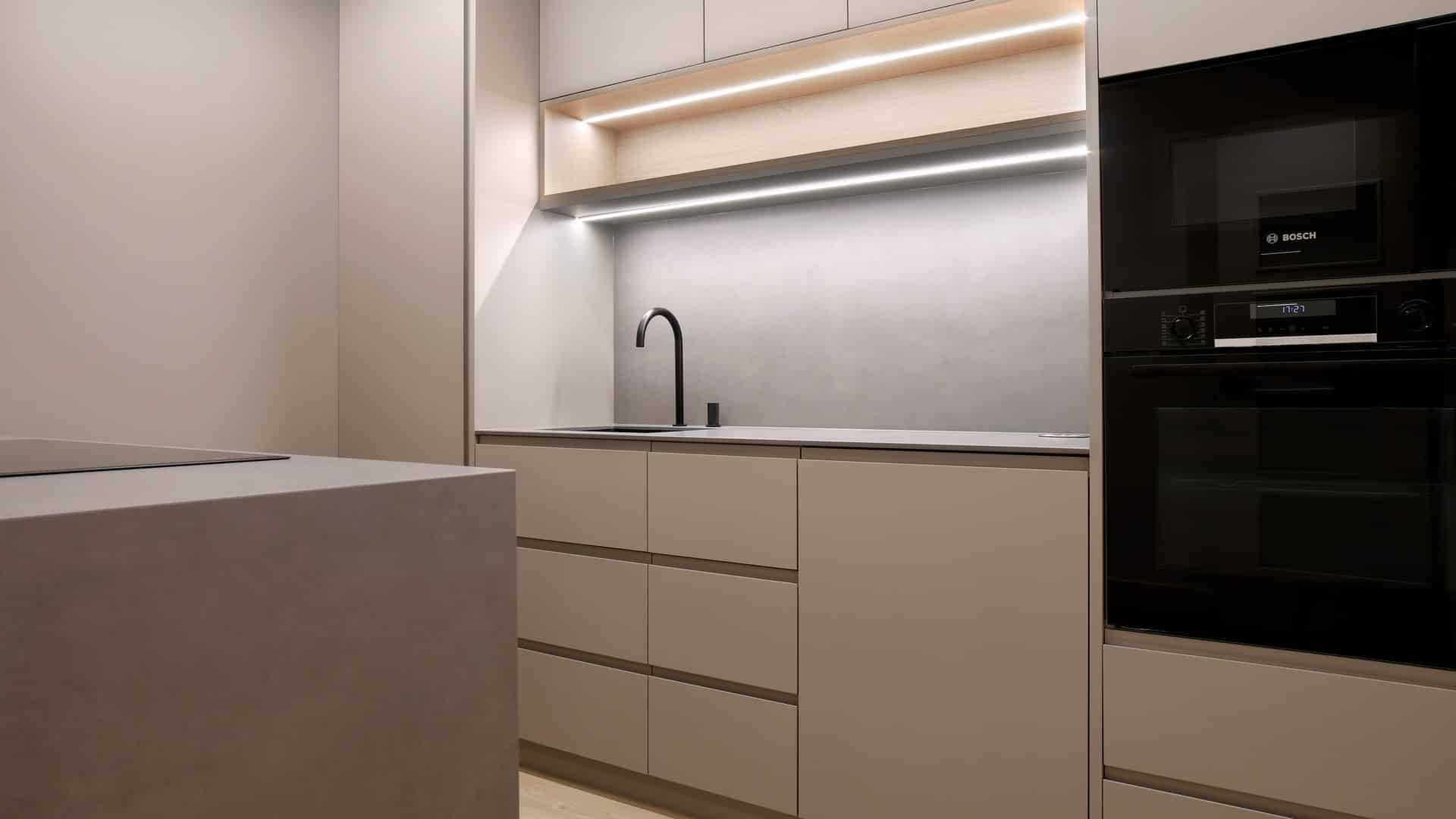 Zona de fregadero con doble tira LED integrada bajo alacena de madera, proyecto Convicodos y Jiso