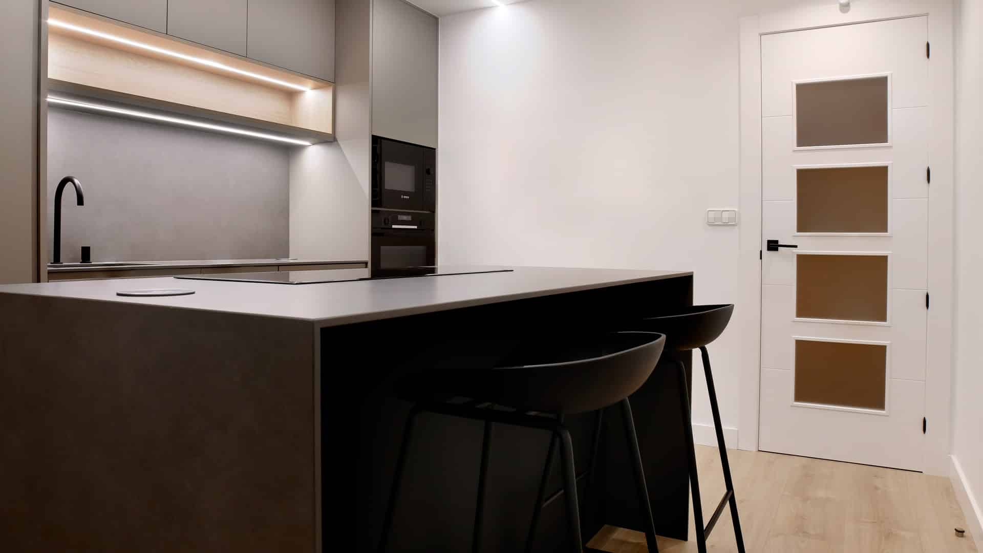 Cocina con isla y tira LED lineal bajo mueble alto, reforma dúplex Ibi, Jiso iluminación