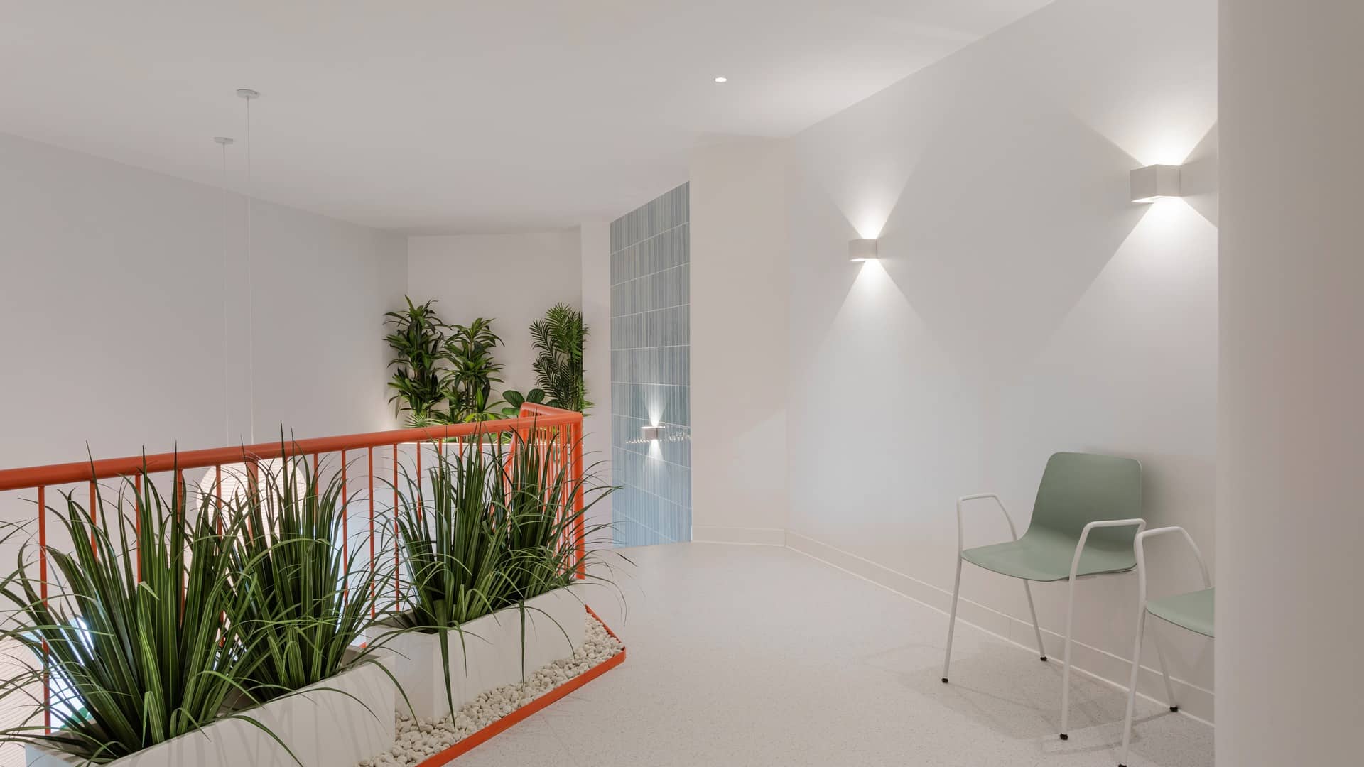 Apliques de pared Versalles con proyección de luz superior e inferior, Clínica Novodent, Jiso