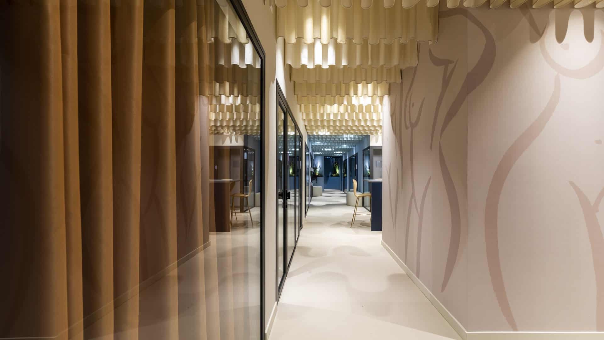 Pasillo con sistema lineal magnetic Jiso en tono beige en Suave Studio Valencia